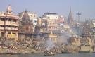 Pohled na posvátné Varanásí z hladiny řeky Ganga